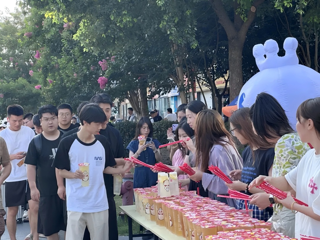 沁爽一夏·關(guān)愛(ài)同行 | 千杯冰飲送清涼，致敬高溫下的堅(jiān)守